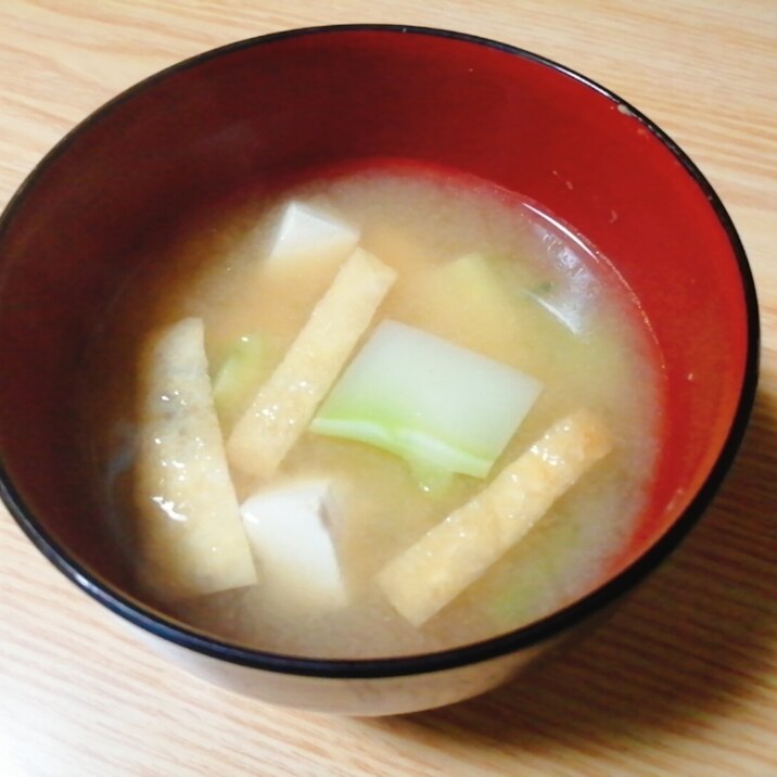 豆腐とブロッコリーの茎と油揚げの味噌汁